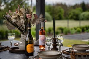 Tisch auf der hinteren Terrasse